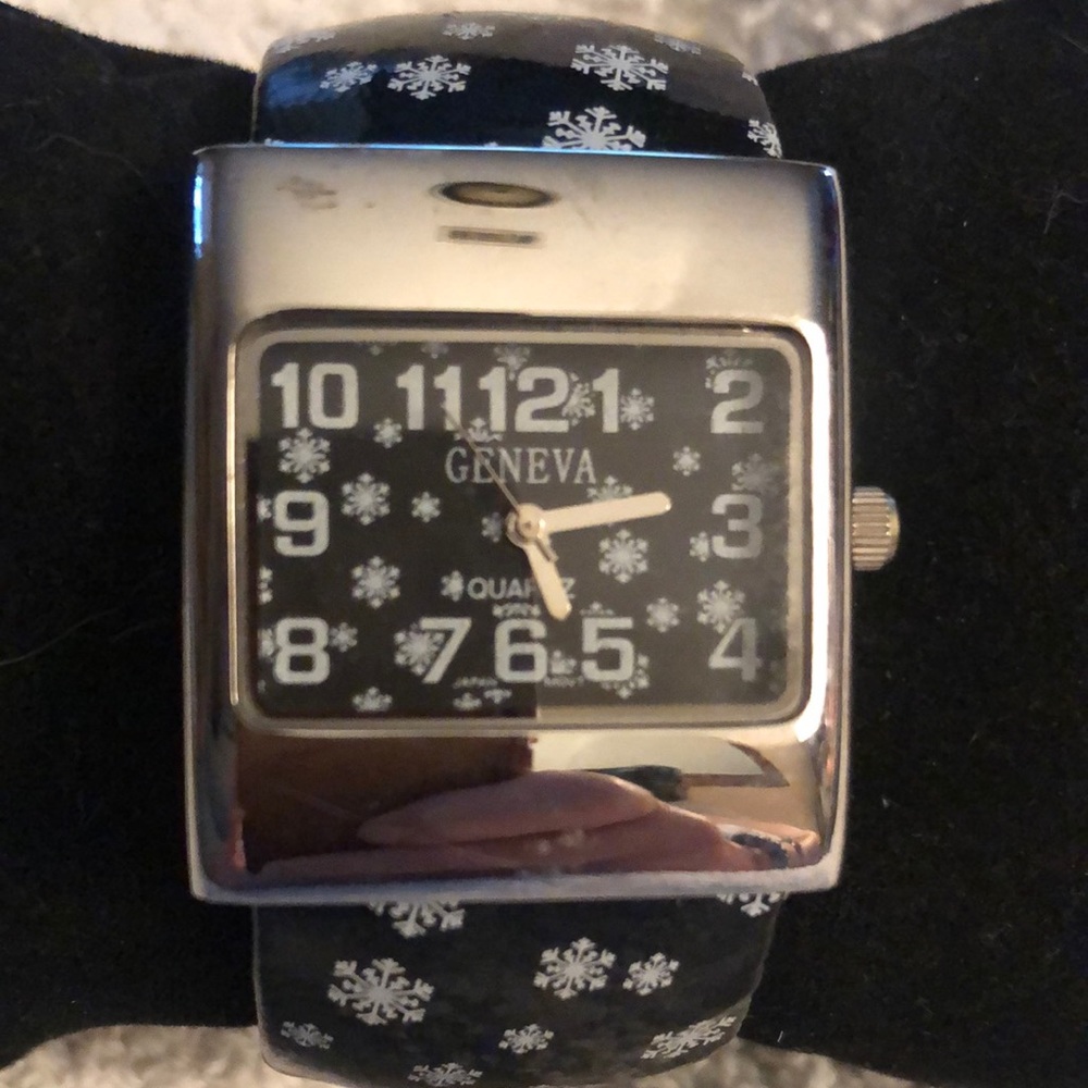 Geneva brand seasonal quartz watch decorated with snowflakes